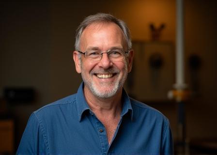 Portrait souriant de Marc Dubois, fondateur d'Azur & Co